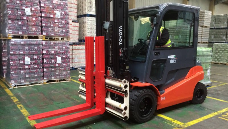 Accessori e attrezzature per carrelli elevatori: forche, traslatori, pinze e benne