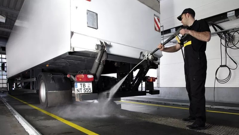 Pulizia dei veicoli aziendali: idropulitrici professionali per il lavaggio dei veicoli commerciali 