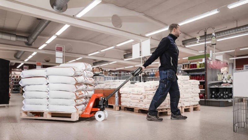 Transpallet: come funziona, a cosa serve e come usarlo in sicurezza