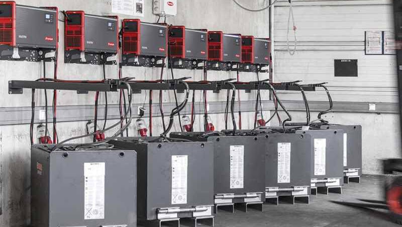 Come allestire un locale sicuro per la ricarica dei carrelli elevatori elettrici