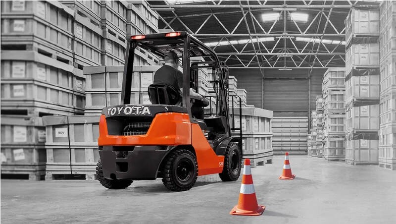 Come si guida un carrello elevatore: requisiti, formazione e DPI