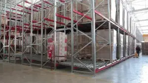 Scaffali metallici e scaffalature industriali per magazzino: come garantirne sicurezza e durata
