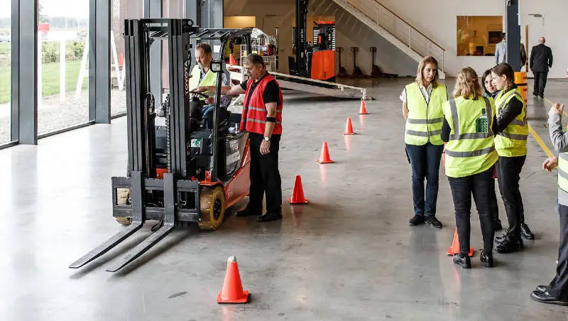 Come guidare un carrello elevatore in sicurezza 