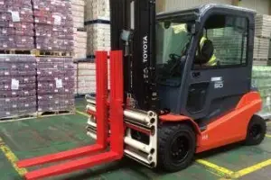 Accessori e attrezzature per carrelli elevatori: forche, traslatori, pinze e benne