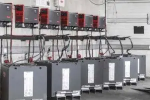 Come allestire un locale sicuro per la ricarica dei carrelli elevatori elettrici