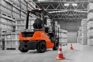 Come si guida un carrello elevatore: requisiti, formazione e DPI